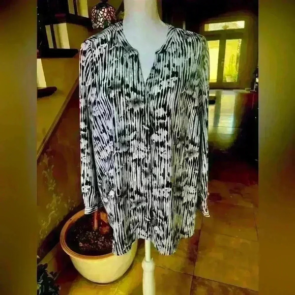 Jessica London blouse size 18. NWOT. Extra button still on tag. Black and white - Picture 3 of 12